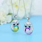 Colar feminino com pingente de coruja simples em prata esterlina. Um acessório de moda charmoso e elegante, perfeito para complementar qualquer look, um presente ideal. — foto 5