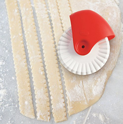 Pastry dough lattice cutter for pizza pie decoration. Plastic roller wheel cutter for easy and beautiful designs. Decora — photo 1