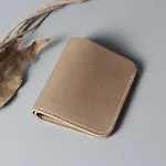Eenvoudige hard leren portemonnee voor heren en dames. Minimalistisch design, duurzaam en functioneel. Perfect voor dagelijks gebruik. — foto 1