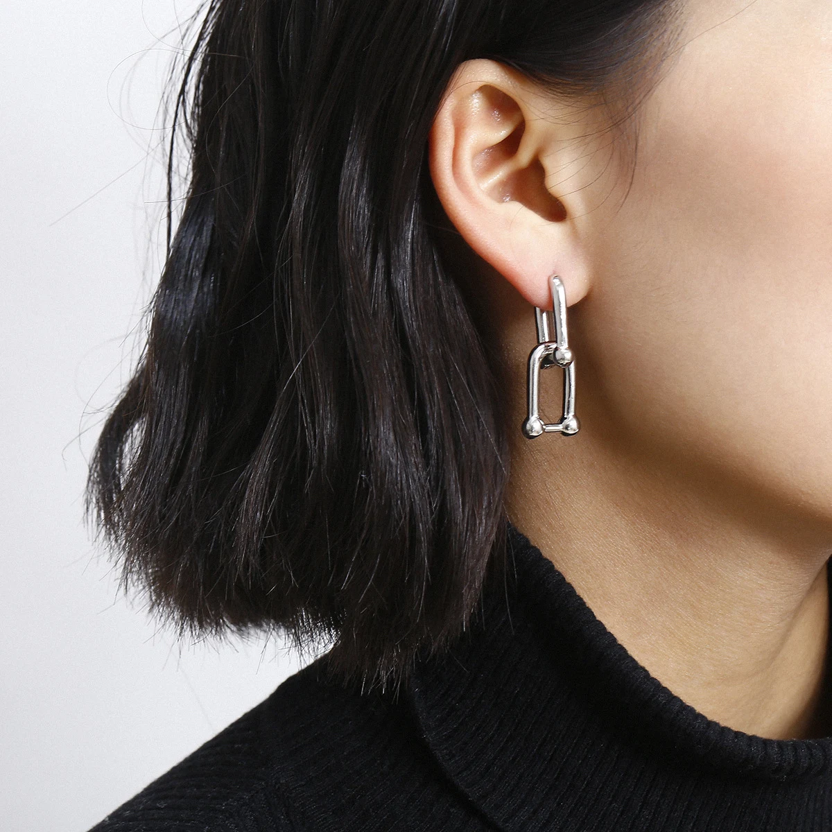 Orecchini geometrici Flashbuy U Shape in ottone con maglia spessa, un accessorio trendy e di design, perfetto per completare ogni tuo outfit. — foto 4