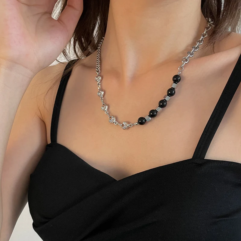 Colar de coração costurado com contas redondas pretas, um acessório charmoso e elegante que adiciona um toque de sofisticação ao seu visual — foto 3