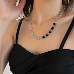 Colar de coração costurado com contas redondas pretas, um acessório charmoso e elegante que adiciona um toque de sofisticação ao seu visual — foto 3