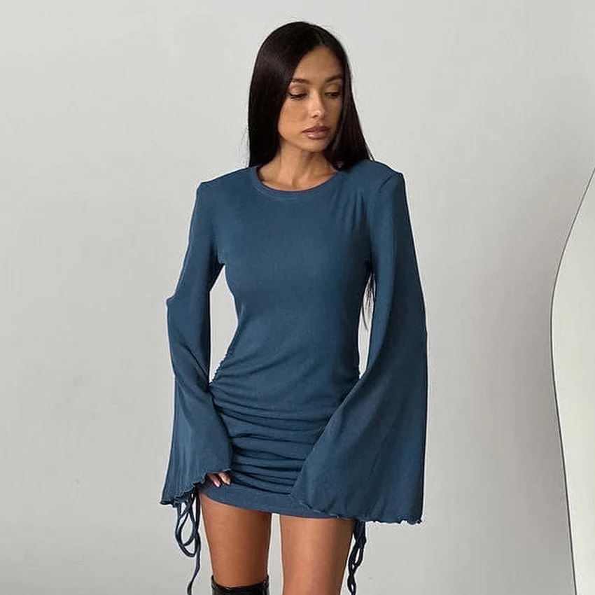 Zwarte gebreide jurk met verzonken strepen voor dames, Europese en Amerikaanse stijl, elegante flared mouwen en taille, herfst/winter collectie. — foto 5