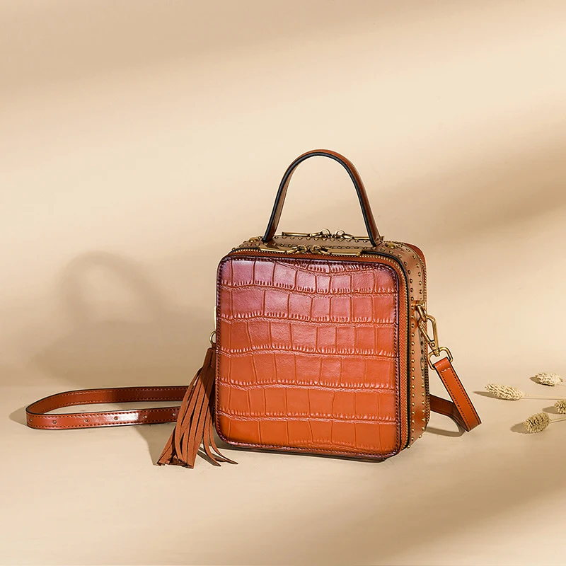 Bolsa Mensageiro Pequena Handbag. Leve seus itens essenciais com praticidade e elegância. Perfeita para uso diário ou passeios. — foto 5