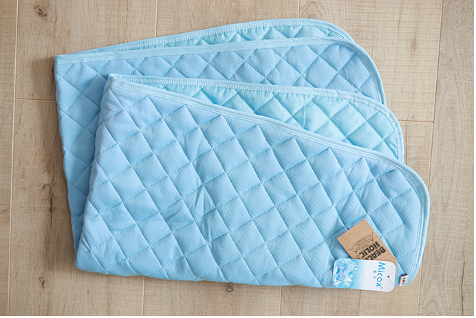 Title 7, Dog ice silk cooling pad Provides a cool and co...