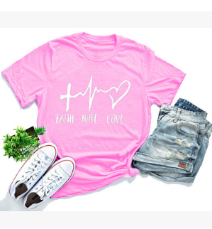 Camiseta de manga curta com letras estampadas para um visual casual e moderno. Desfrute de conforto e estilo com esta peça versátil e fácil de combinar. — foto 3