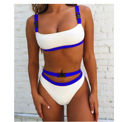 Effen gekleurde split bikini met gesp, perfect om je figuur te laten zien op het strand of in het zwembad. — foto 1