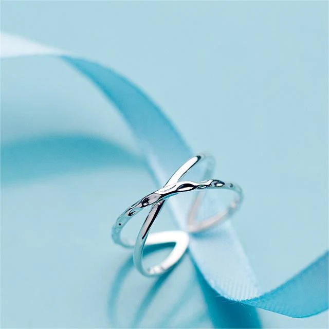 Anel de prata feminino simples de camada dupla com linha cruzada aberta, design moderno e fashion, ajuste perfeito e elegante. — foto 8