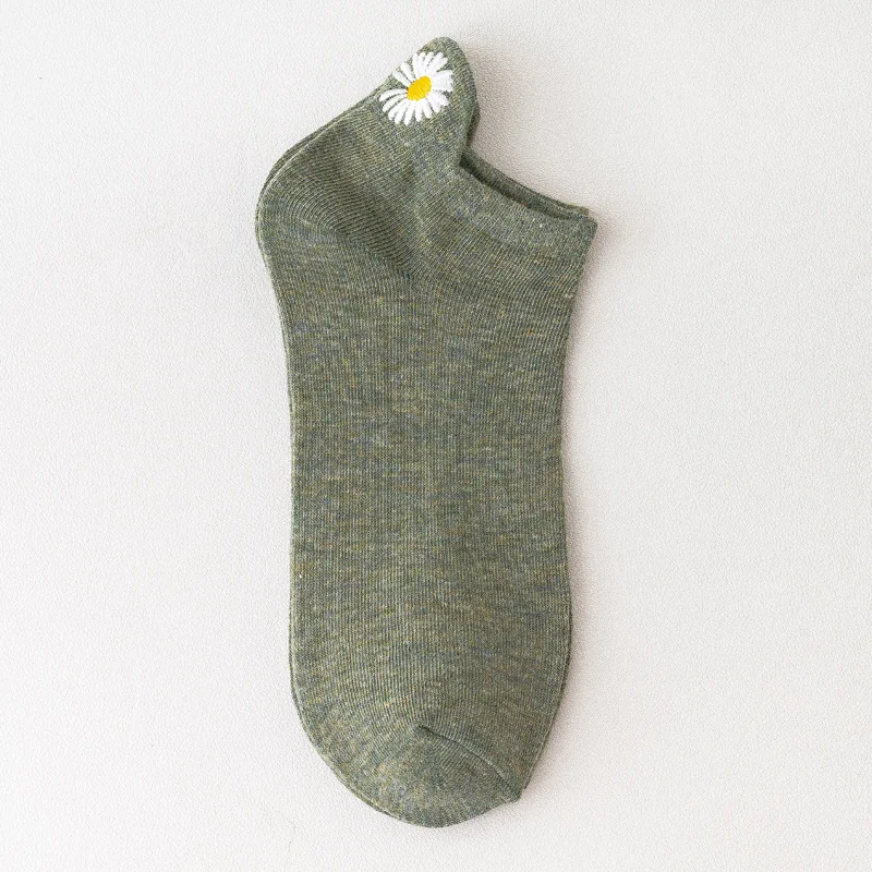 Effen geborduurde, eenvoudige en veelzijdige Koreaanse korte katoenen sokken. Mode en comfort voor dagelijks gebruik. — foto 24