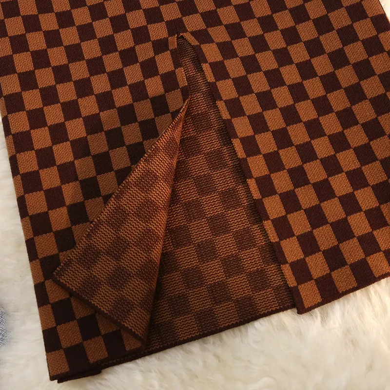 Schakenbord plaid slim-fit sheath A-lijn midi-jurk met stretch gebreide overrok. Een chique en comfortabele look voor elke gelegenheid. — foto 10