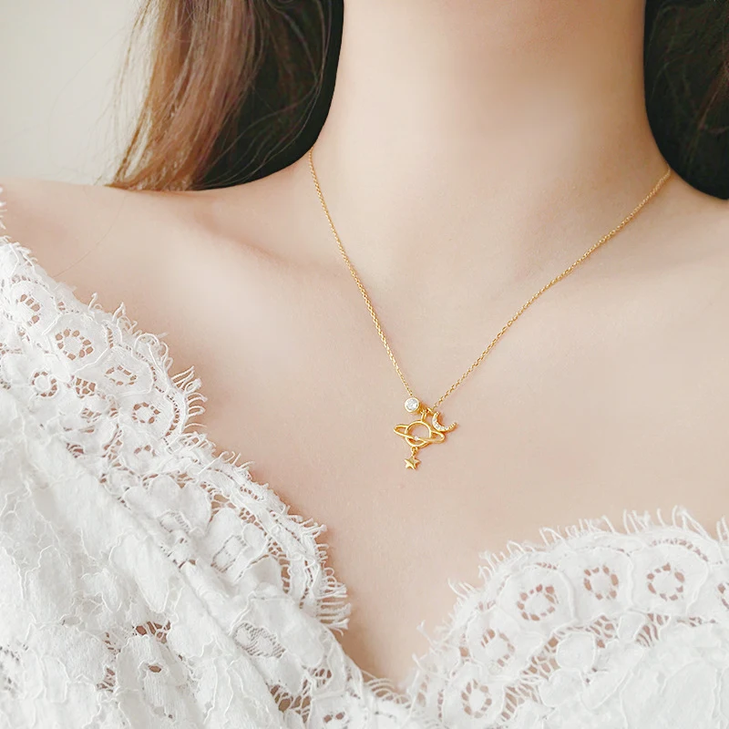 Colar Planeta Prateado com Estrela, Lua e Corrente de Clavícula com Diamante, perfeito para um toque de brilho. — foto 4