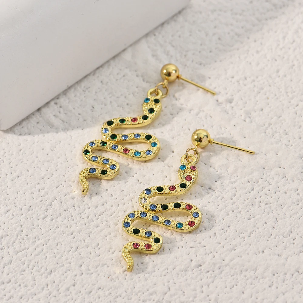 Brincos populares com elemento de cobra exagerado. Adicione um toque de ousadia e moda ao seu visual, elevando seu estilo com este acessório único. — foto 14
