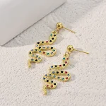 Brincos populares com elemento de cobra exagerado. Adicione um toque de ousadia e moda ao seu visual, elevando seu estilo com este acessório único. — foto 14