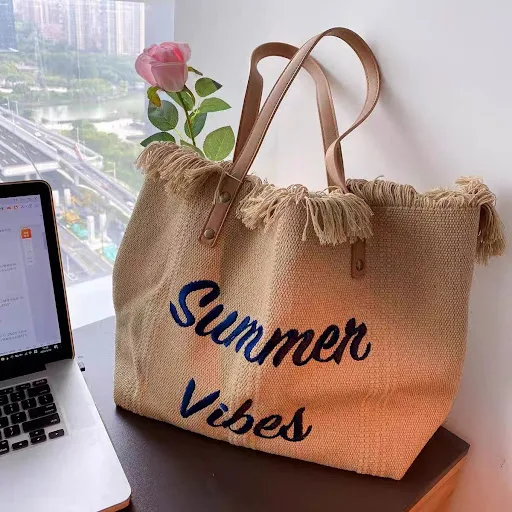 Title 6, Bolsa de ombro grande com borla e design simple...