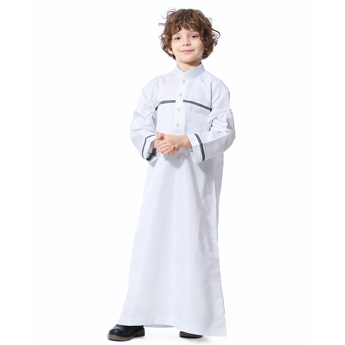Geborduurde badjasvest voor jongeren, mode en persoonlijkheid. Stijlvol en comfortabel voor jonge mensen. Ideaal om te ontspannen met een unieke look. — foto 5