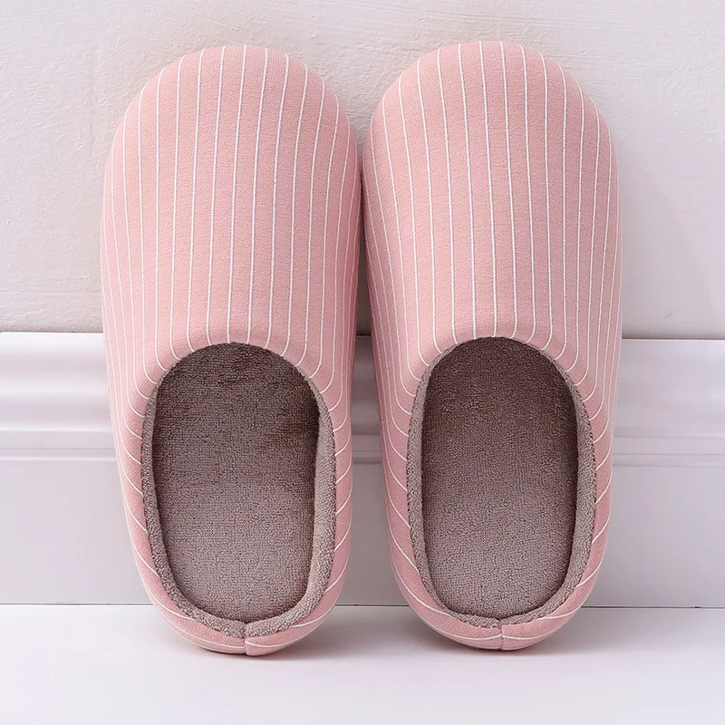 Chinelos de casa quentes de outono e inverno para casais, macios e antiderrapantes. Conforto e segurança para seus pés em casa. — foto 5