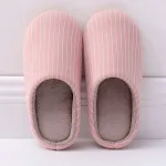 Chinelos de casa quentes de outono e inverno para casais, macios e antiderrapantes. Conforto e segurança para seus pés em casa. — foto 5