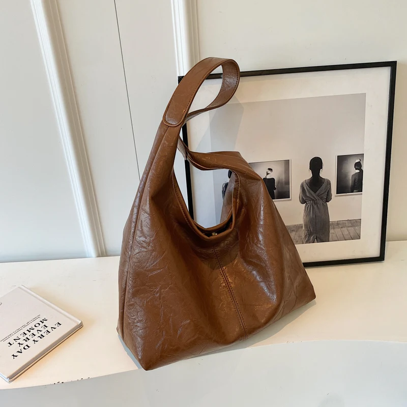 Bolsa de ombro casual de couro macio, grande capacidade, ideal para o uso diário, confortável e com espaço para tudo que precisa. — foto 11