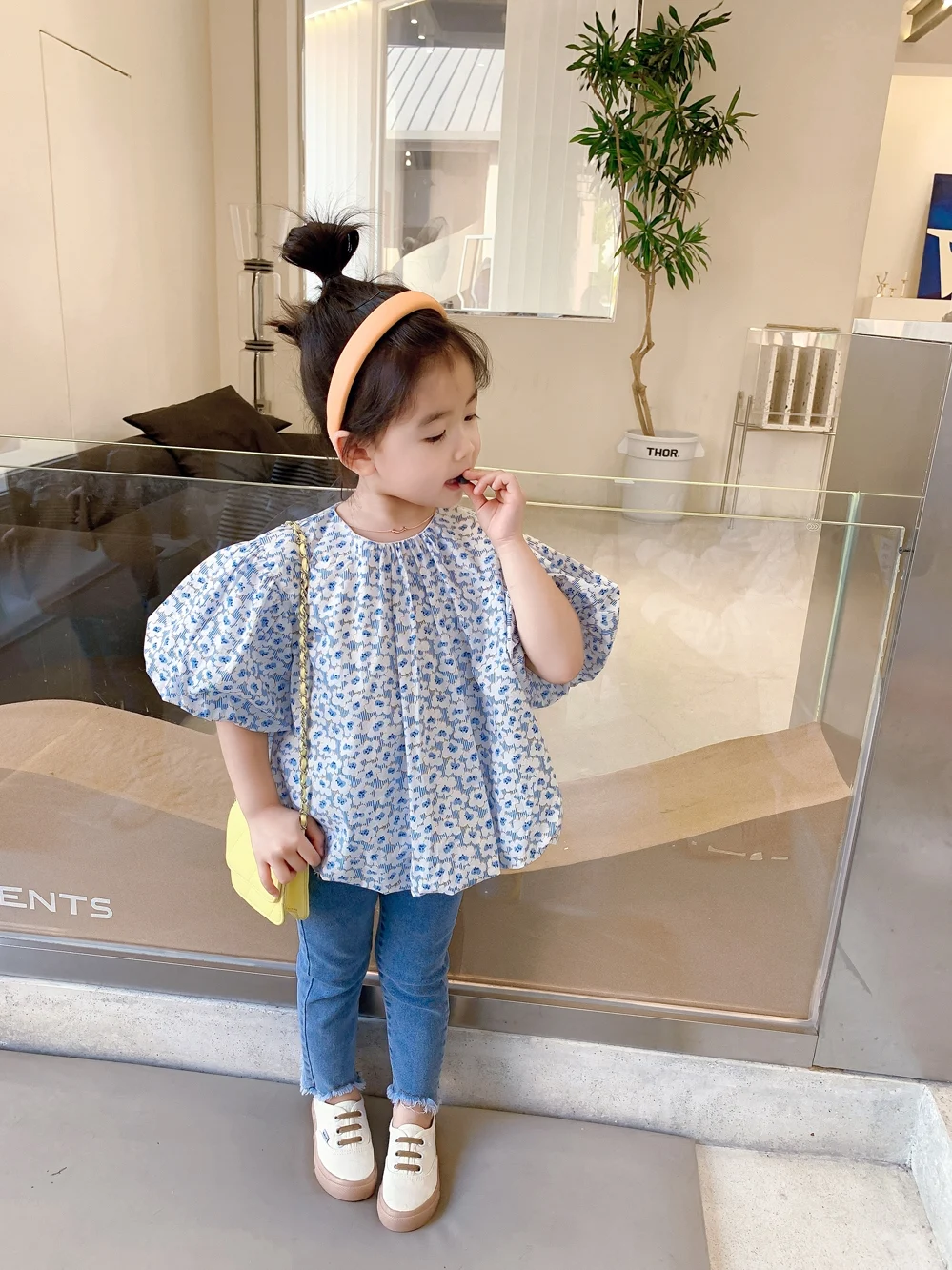 Blusa floral com mangas bufantes para meninas, um charme de look para as pequenas. Conforto e estilo em uma peça adorável, perfeita para o dia a dia. — foto 5