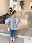 Blusa floral com mangas bufantes para meninas, um charme de look para as pequenas. Conforto e estilo em uma peça adorável, perfeita para o dia a dia. — foto 5