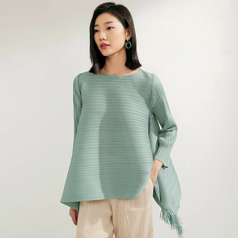 Title 3, Pleated A-Line Loose Slimming Top, offers a fla...