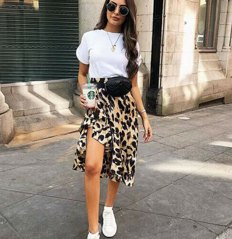 Saia slim sexy com estampa de leopardo, para um visual ousado e elegante. Destaque sua beleza e arrase em qualquer ocasião. — foto 1