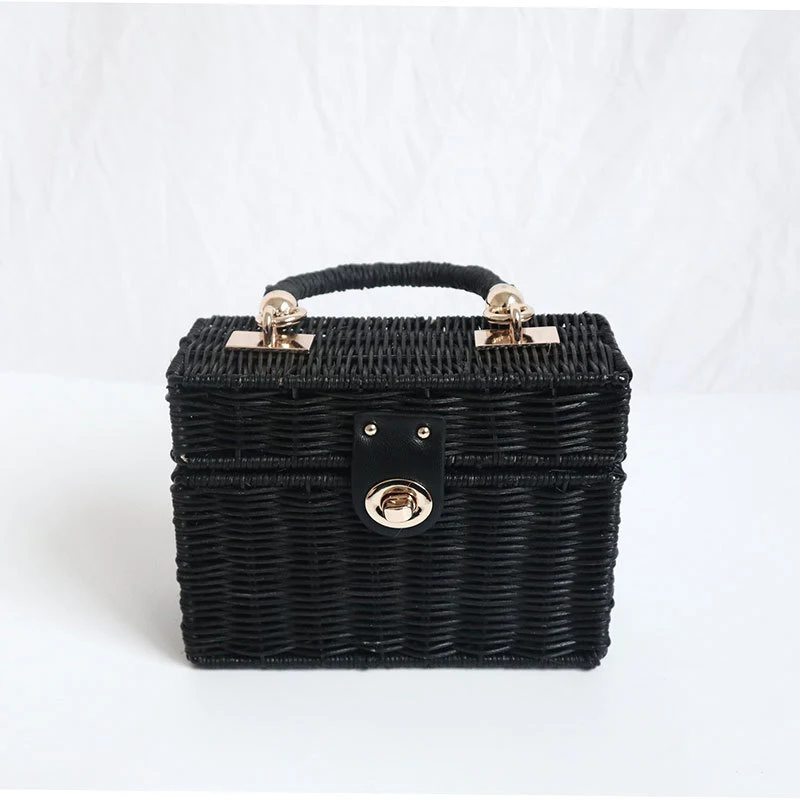 Bolsa de rattan artesanal com corrente para meninas. Leve, elegante e perfeita para praia e verão. Um acessório charmoso e funcional. — foto 1