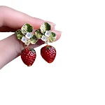 Brincos de morango vermelho frescos e doces para mulheres. Adicione um toque charmoso e divertido ao seu visual com estes brincos encantadores. — foto 1
