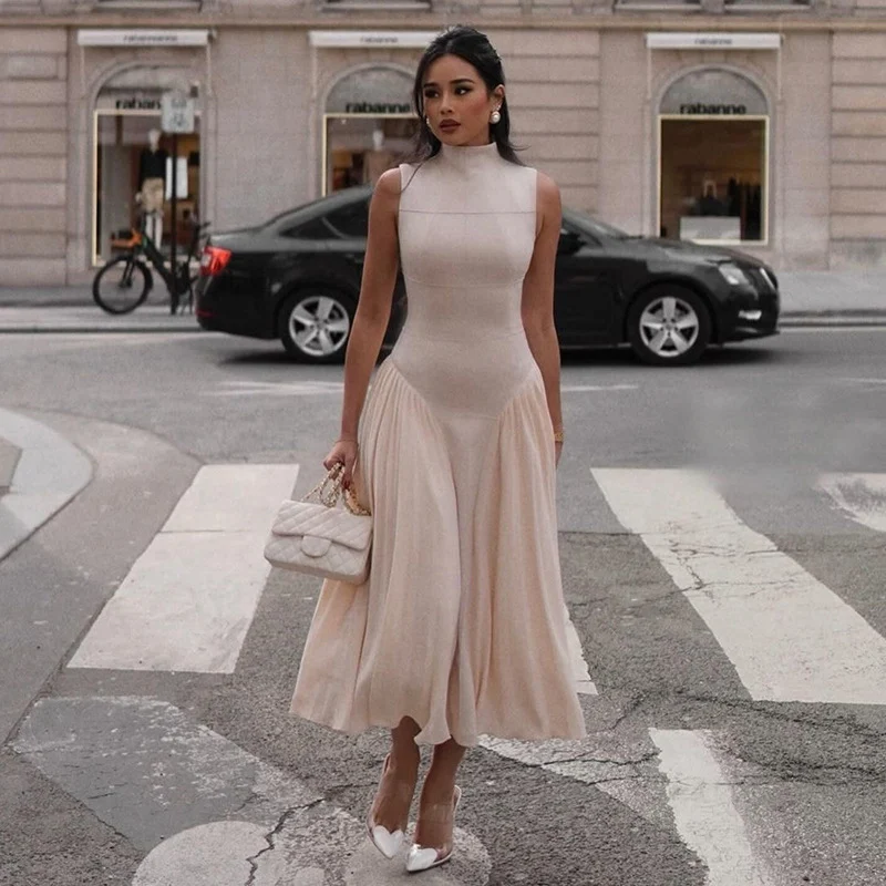 Vestido plissado com gola alta e corte justo com costura de cintura alta — foto 3