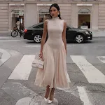 Vestido plissado com gola alta e corte justo com costura de cintura alta — foto 3