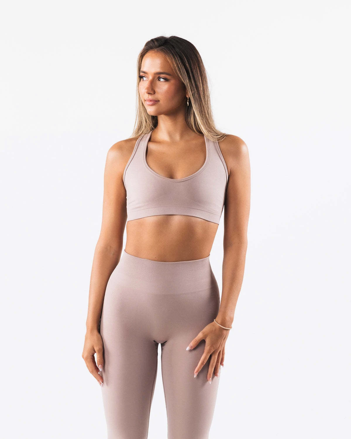 Conjunto de Yoga Hollow-out com Sutiã e Calças Modeladoras para as Costas, perfeito para treinos esportivos, conforto e liberdade de movimento. — foto 3