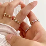 Anel feminino de borboleta com zircônia, nova moda. Um acessório brilhante e elegante para realçar sua beleza e estilo. Presente perfeito. — foto 5