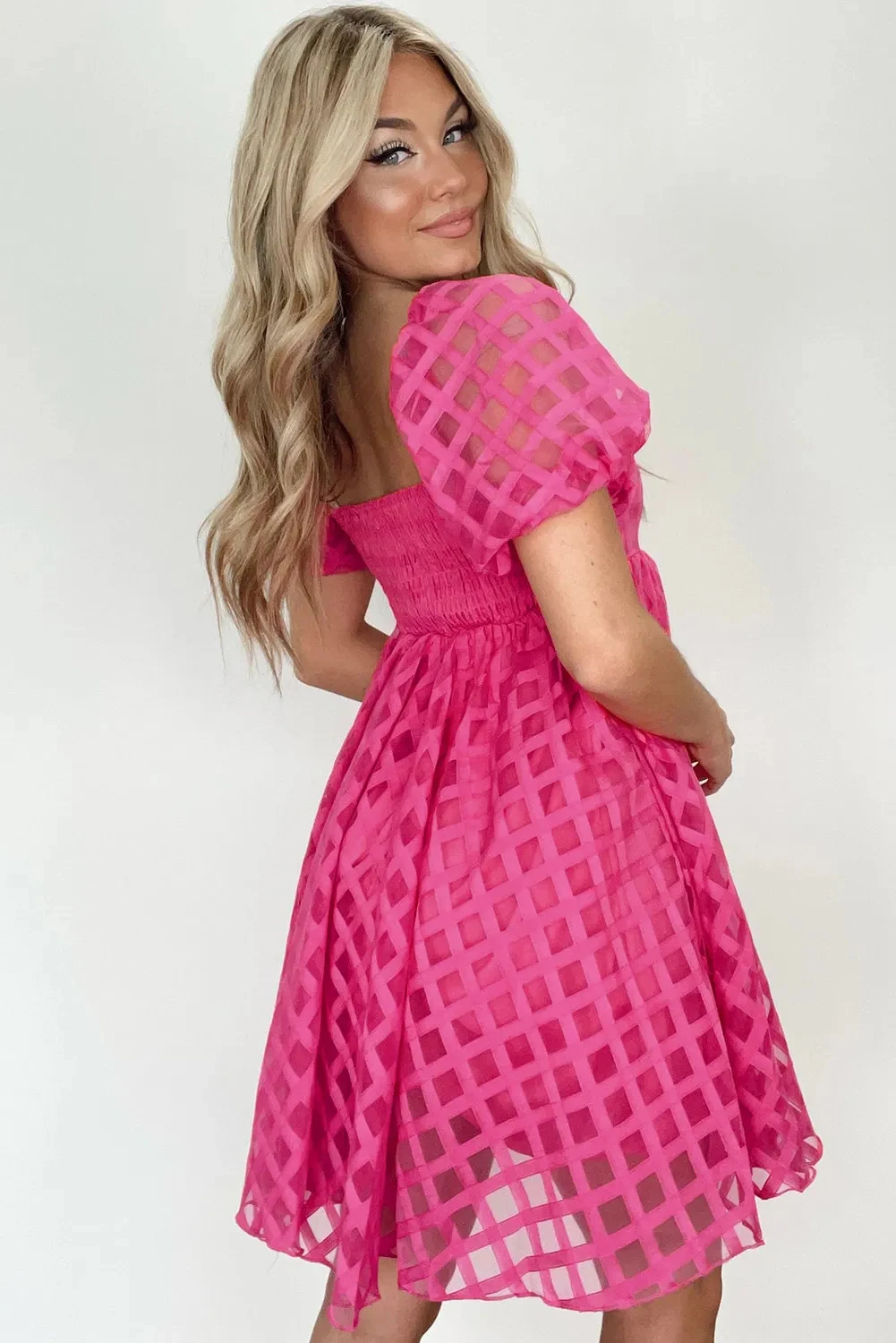 Elegante damesjurk met vierkante hals en korte mouwen. Ideaal voor speciale gelegenheden, comfortabel en flatteus, een tijdloze stijl. — foto 8