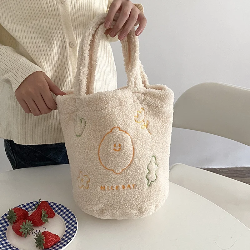 Bolsa portátil pequena de mão com bordado de desenho animado de pelúcia, ideal para transportar seus itens essenciais com estilo e praticidade. — foto 5