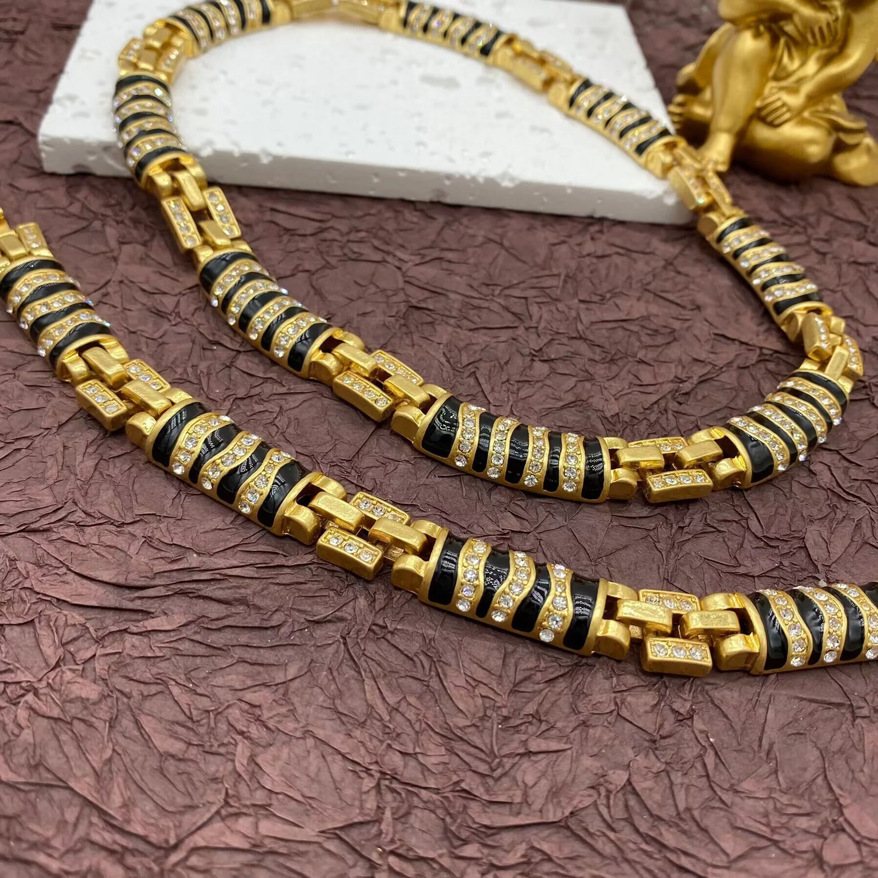 Colar artesanal em forma de cobra com strass requintados. Adicione glamour ao seu visual com esta joia deslumbrante e exclusiva. — foto 7
