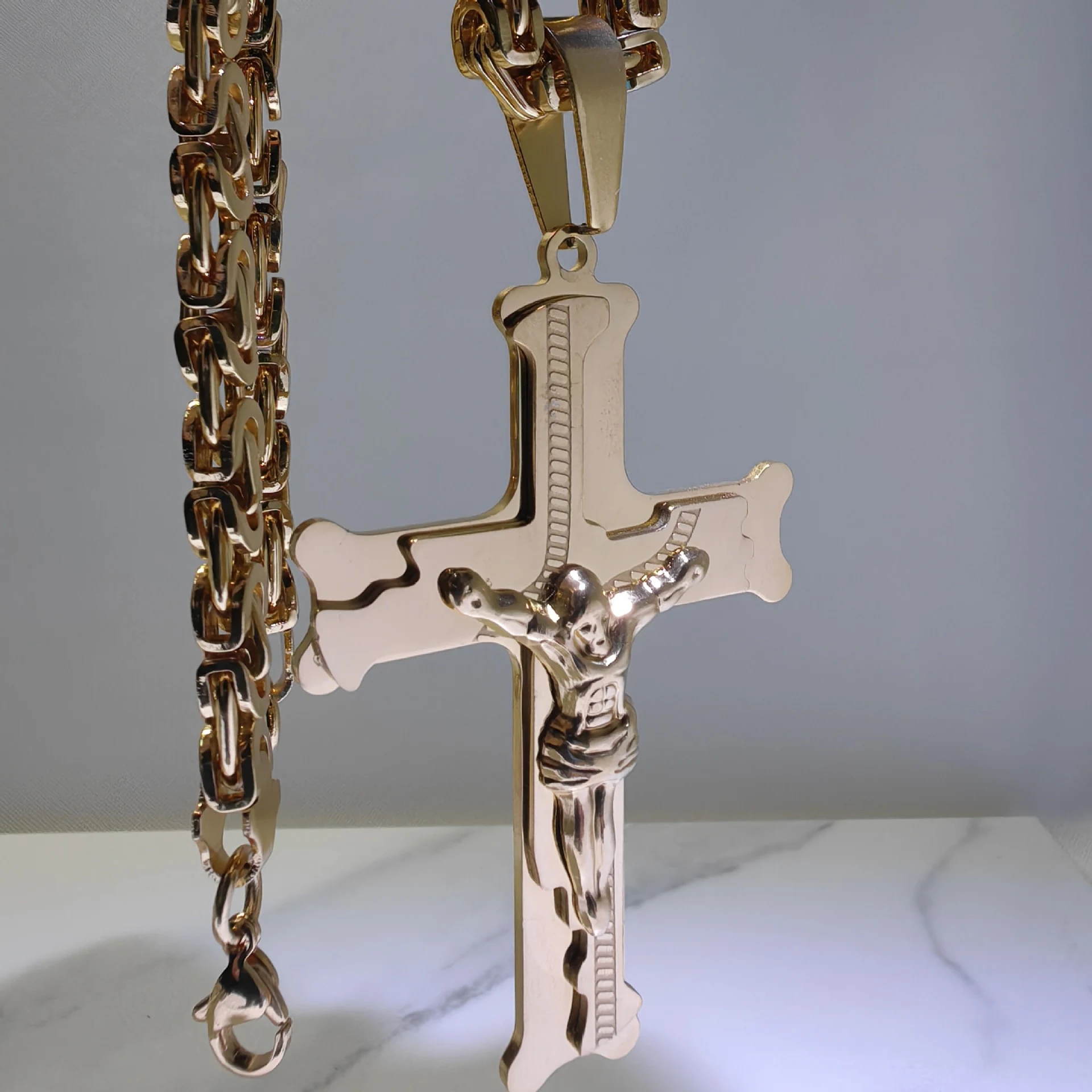 Handgemaakte halsketting met kruis hanger van roestvrij staal en titanium. Duurzaam en stijlvol, ideaal als cadeau of voor dagelijks gebruik. — foto 2