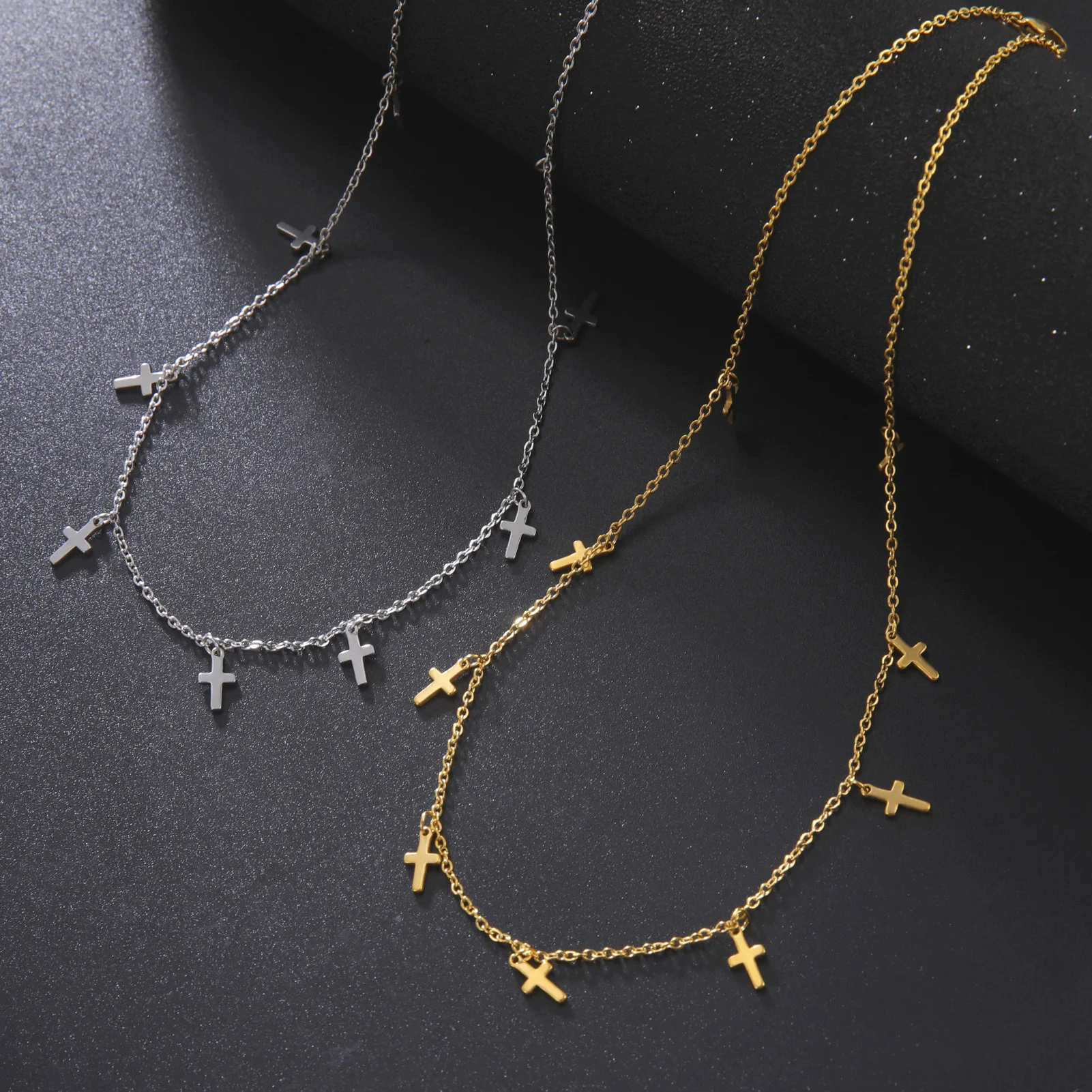 Colar feminino com pingente de cruz em aço inoxidável, moderno e versátil, luxo leve, perfeito para todas as ocasiões e looks. — foto 7