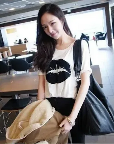 T-shirt met grote lippen voor een gedurfde en leuke look. Geniet van comfort en druk je unieke persoonlijkheid uit met dit kledingstuk.
