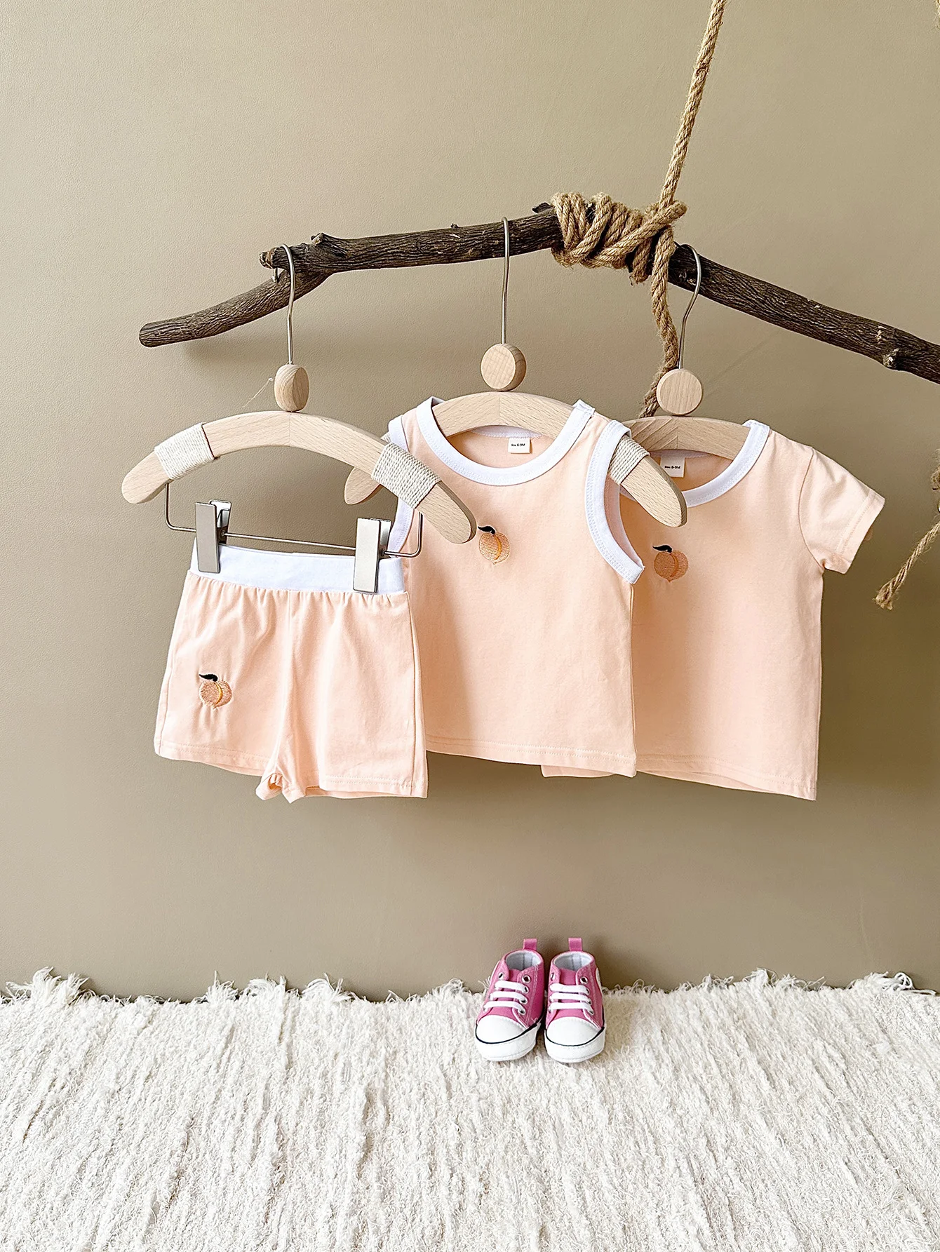 Conjunto três peças com colete casual bordado de pêssego, shorts de manga curta. Conforto e estilo para o verão, perfeito para dias ensolarados e relaxantes. — foto 35