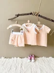 Conjunto três peças com colete casual bordado de pêssego, shorts de manga curta. Conforto e estilo para o verão, perfeito para dias ensolarados e relaxantes. — foto 35