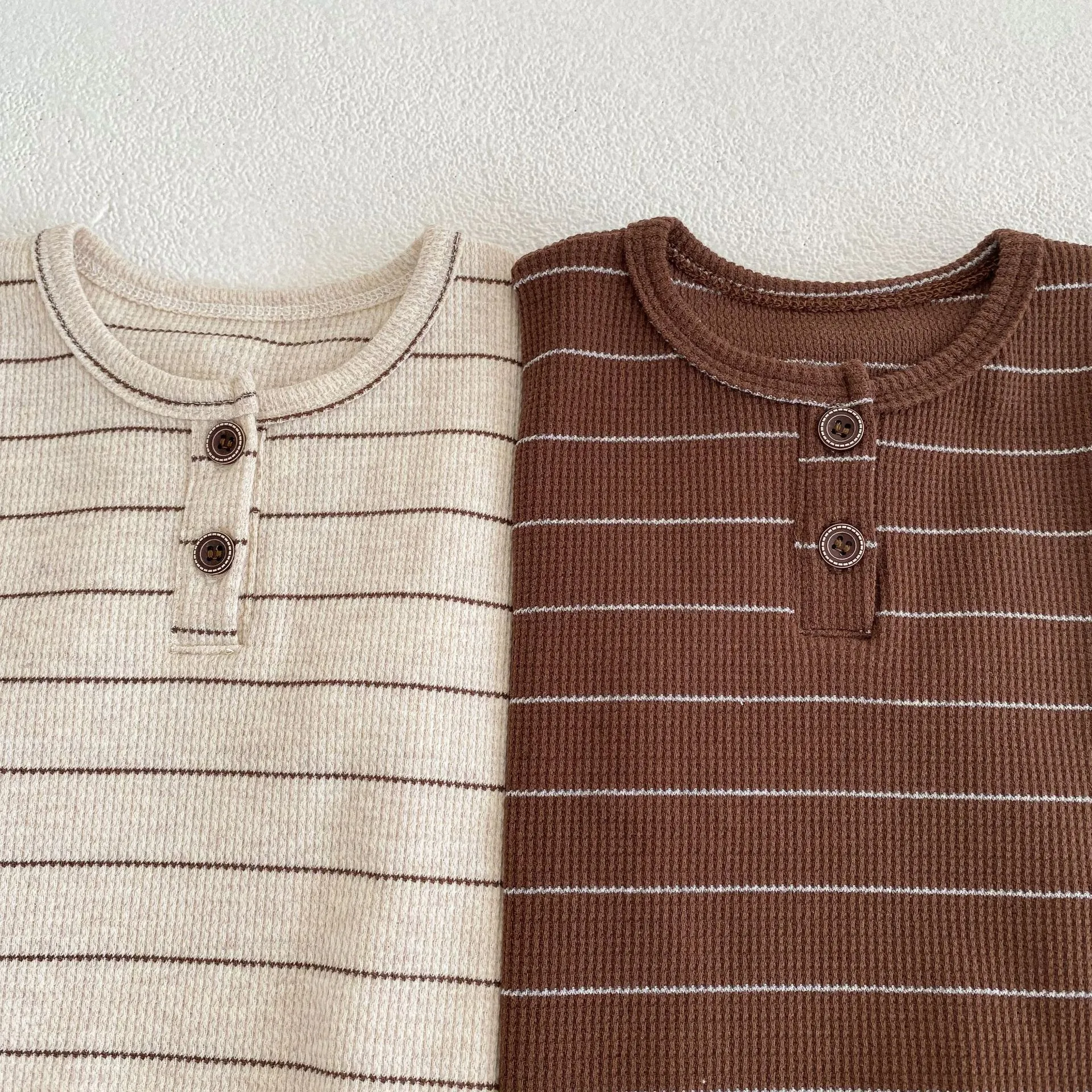 Conjunto de duas peças feminino com camiseta listrada gola redonda manga curta. Perfeito para um visual casual e estiloso, super confortável. — foto 1