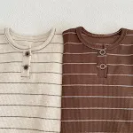 Conjunto de duas peças feminino com camiseta listrada gola redonda manga curta. Perfeito para um visual casual e estiloso, super confortável. — foto 1