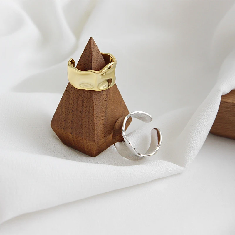Anel de prata feminino com design irregular côncavo-convexo aberto, personalidade única. Anel moderno e estiloso para mulheres. — foto 1