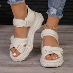 Nieuwe platform sandalen voor dames, lente en zomer. Comfortabel en stijlvol voor de warme dagen. Perfecte zomer schoenen. — foto 7