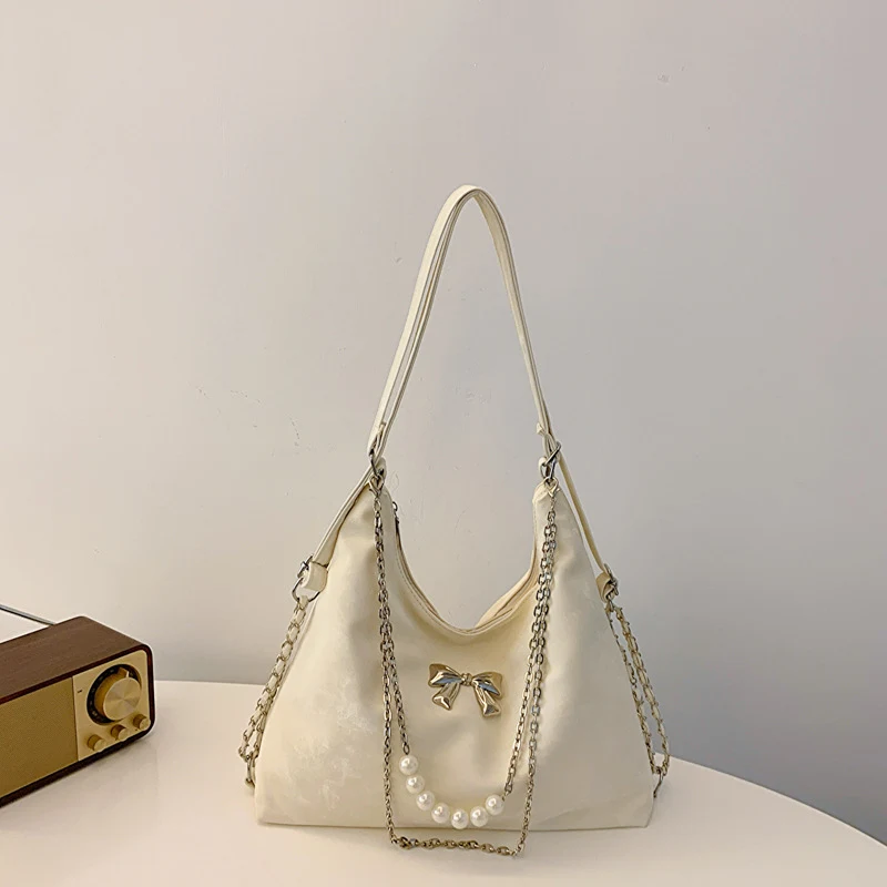 Bolsa de ombro feminina Niche Commuter Pearl Chain, tote versátil. Combine com tudo e leve seus pertences com estilo e praticidade. — foto 18