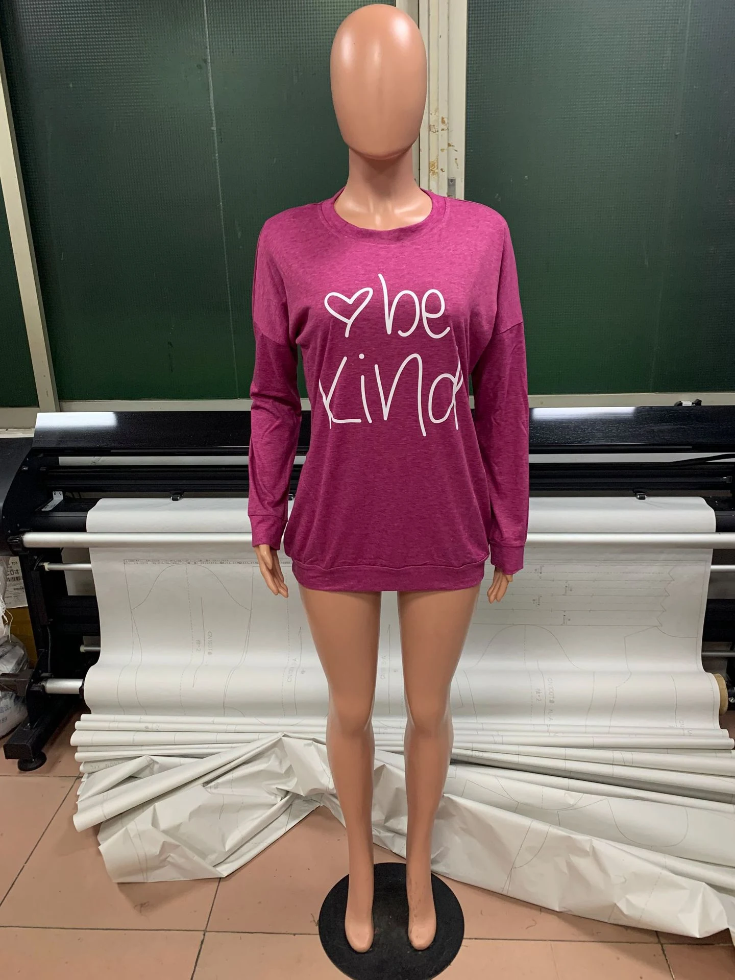 Maglione da donna con maniche a pipistrello stampato con alfabeto — foto 8