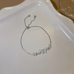 Pulseira Feminina com Laço Micro-Incrustado, Selvagem e Temperamental. Adicione charme e sofisticação ao seu visual com este acessório único. — foto 7