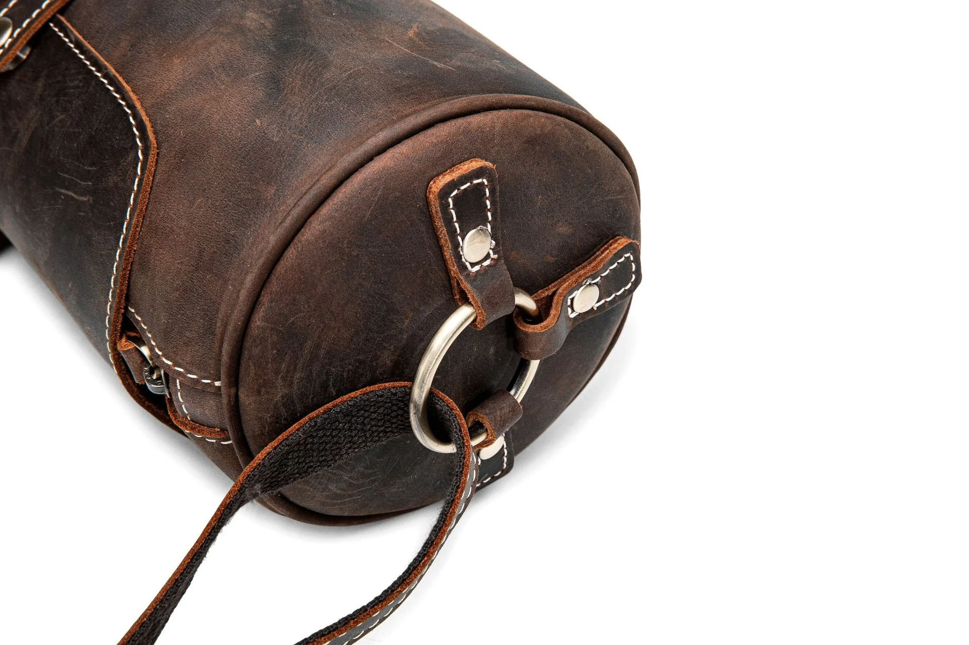 Bolsa mini tipo travesseiro com design cilíndrico, alça de um ombro e estilo crossbody. Simples, perfeita para o dia a dia. — foto 9