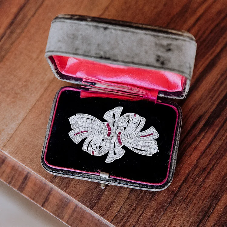 Broche de laço duplo removível de alta qualidade. Adicione estilo instantâneo a qualquer roupa. Prenda fácil e elegante, ideal para várias ocasiões. — foto 13