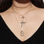 Colar Cruz Clavícula Multi-Elementos para mulheres. Um acessório elegante que realça o colo, com design único e moderno, ideal para qualquer ocasião. — foto 3